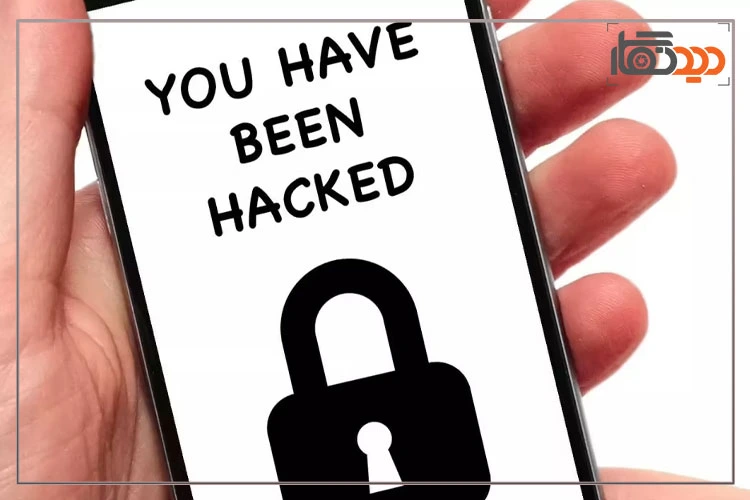 هک شدن گوشی موبایل در دست مرد