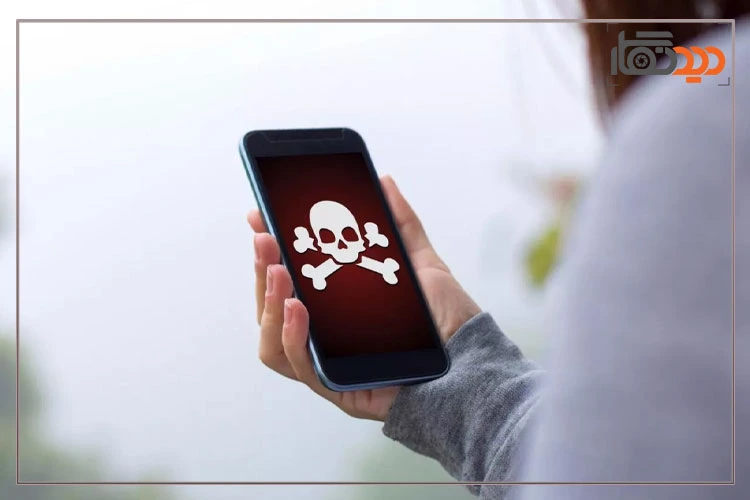 هک شدن گوشی موبایل در دست زن