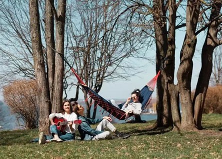 ژست عکس کنار دریا