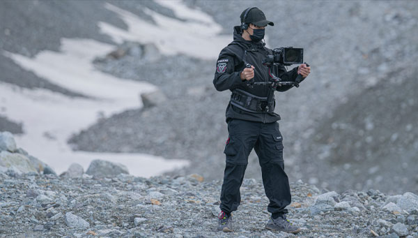 براکت دو دسته تیلتا Tilta Dual-Handle Bracket for DJI در دست فیلمبردار