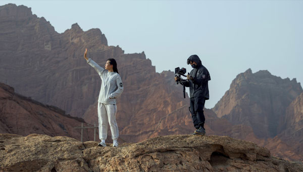 براکت دو دسته تیلتا Tilta Dual-Handle Bracket for DJI در حال فیلمبرداری در طبیعت