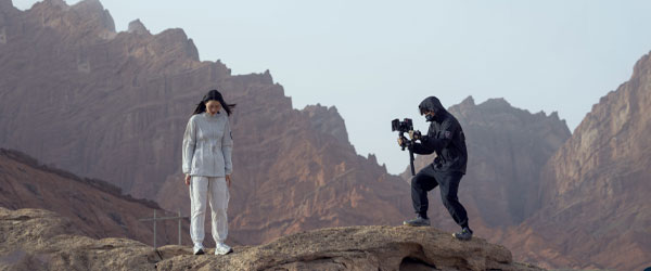 براکت دو دسته تیلتا Tilta Dual-Handle Bracket for DJI و فیلمبرداری از خانم در کوهستان