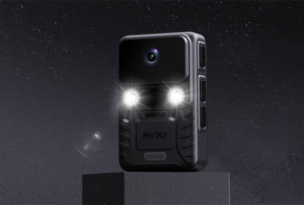 دوربین اکشن ورزشی اس جی کم Sjcam Body Camera A50 و فلاش پرنور در زمینه مشکی