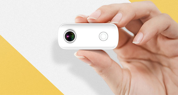 دوربین اکشن ورزشی اس جی کم Sjcam C100+ Action رنگ سفید در دست خانم