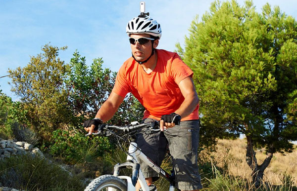 دوربین اکشن ورزشی اس جی کم Sjcam C100+ Action روی کلاه دوچرخه سوار