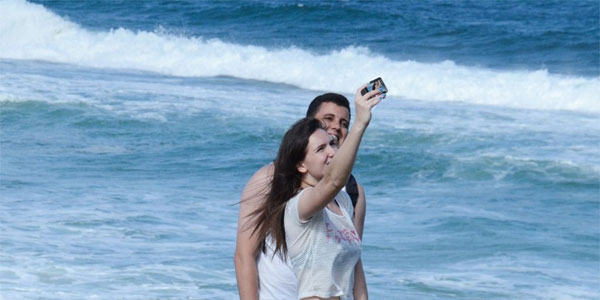 دوربین اکشن ورزشی اس جی کم Sjcam SJ11 Active 4K مشکی و عکاسی سلفی کنار دریا