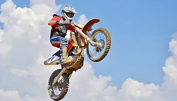 دوربین اکشن ورزشی اس جی کم Sjcam SJ6 Pro 4K و موتور سوار در حال پرش