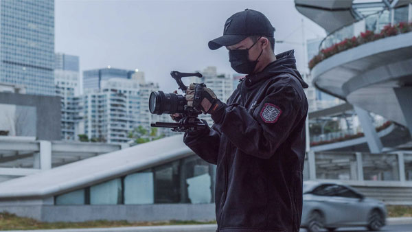 کیج دوربین سونی تیلتا Tilta Full Camera Cage for Sony a7 IV در دست عکاس