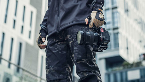 کیج دوربین سونی تیلتا Tilta Full Camera Cage for Sony a7 IV در دست عکاس در خیابان