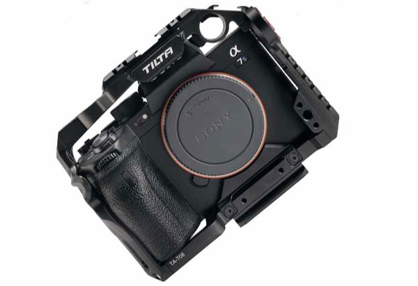 کیج دوربین سونی تیلتا Tilta Full Camera Cage for Sony a7S III از روبرو در زمینه سفید