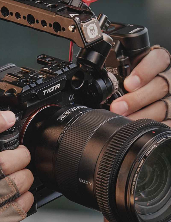 کیج دوربین سونی تیلتا Tilta Full Camera Cage for Sony a7S III در دست عکاس با دوربین