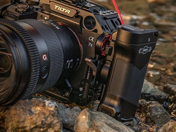 کیج دوربین سونی تیلتا Tilta Full Camera Cage for Sony a7S III با دوربین روی سنگ