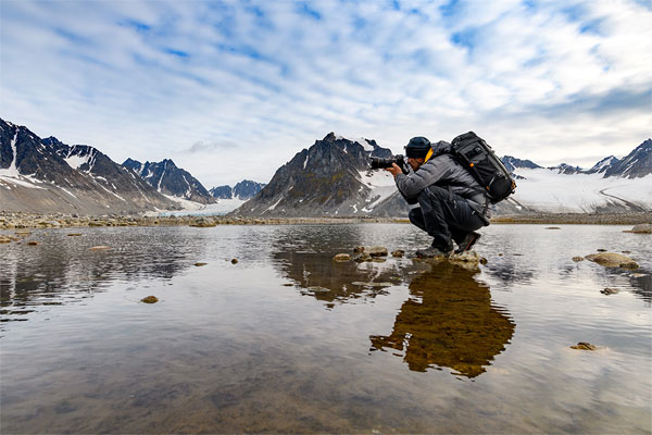 کیف کوله پشتی لوپرو LowePro Pro Trekker BP 350 AW II روی دوش عکاس در طبیعت