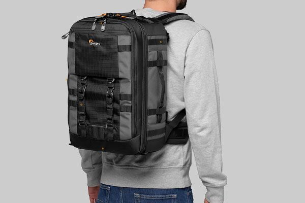 کیف کوله پشتی لوپرو LowePro Pro Trekker BP 350 AW II روی دوش عکاس