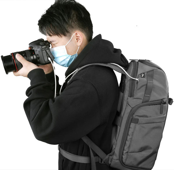 کیف کوله پشتی ونگارد مدل Vanguard VEO Adaptor S 46 BK روی دوش عکاس