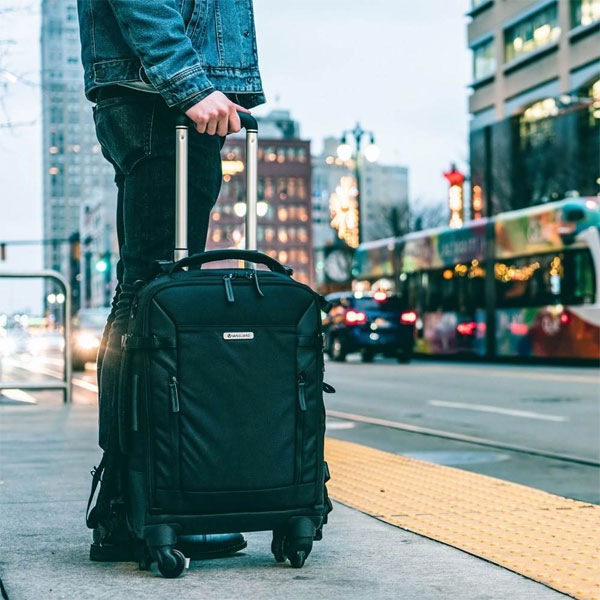 کیف کوله پشتی ونگارد مدل Vanguard VEO SEIECT 55BT BK در دست عکاس