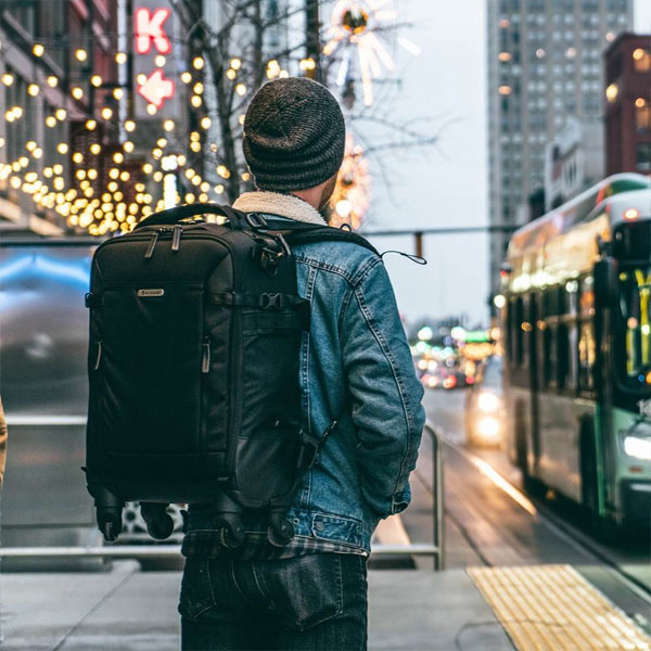 کیف کوله پشتی ونگارد مدل Vanguard VEO SEIECT 55BT BK روی دوش عکاس