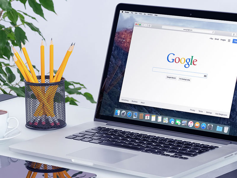 تفاوت لپ تاپ استوک و نو و لپ تاپ روشن روی میز