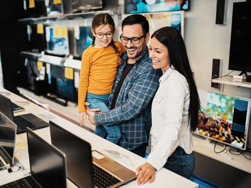 تفاوت لپ تاپ استوک و نو و خانواده در حال انتخاب لپ تاپ