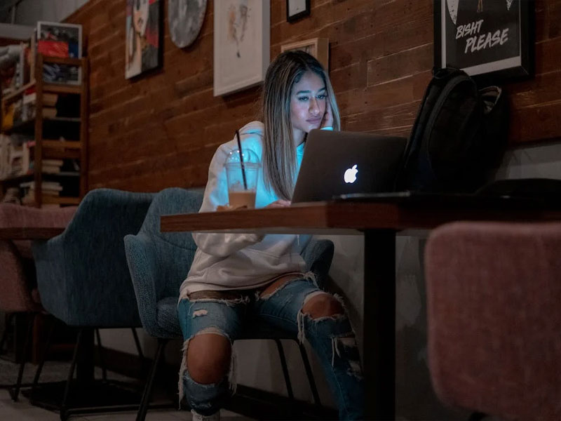 تفاوت لپ تاپ استوک و نو و دختر در کافه با لپ تاپ اپل