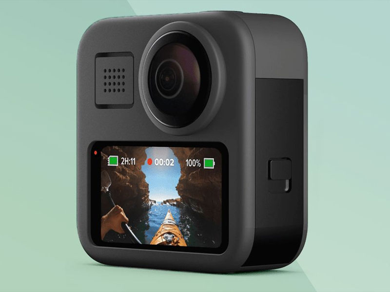 دوربین GoPro Max 2 در زمینه سبز