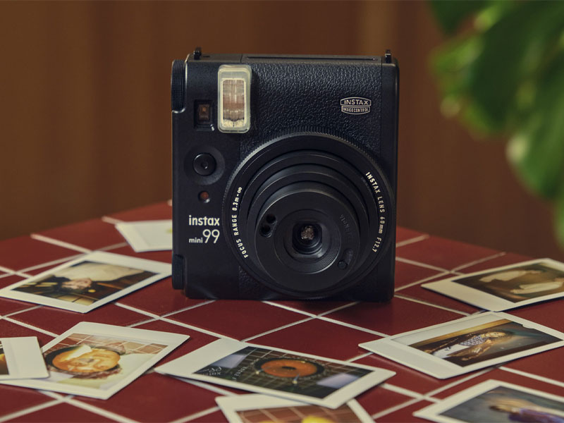 دوربینFujifilm Instax mini 99 و عکسهای چاپ سریع روی میز