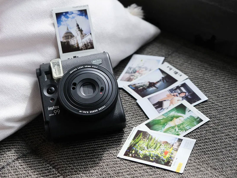 دوربینFujifilm Instax mini 99 با عکسهای چاپ سریع و در حال چاپ