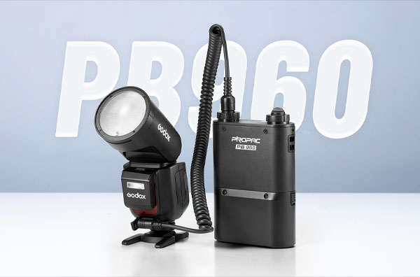 فلاش اسپیدلایت گودکس Godox و قدرت بالا از نمای جانبی روی میز