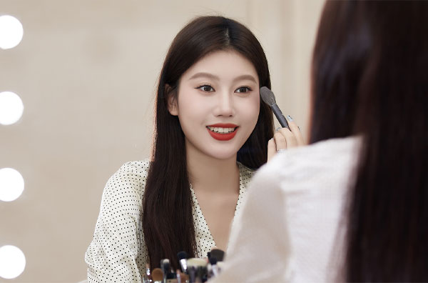 فلاش اسپیدلایت گودکس Godox و خانم در حال میکاپ