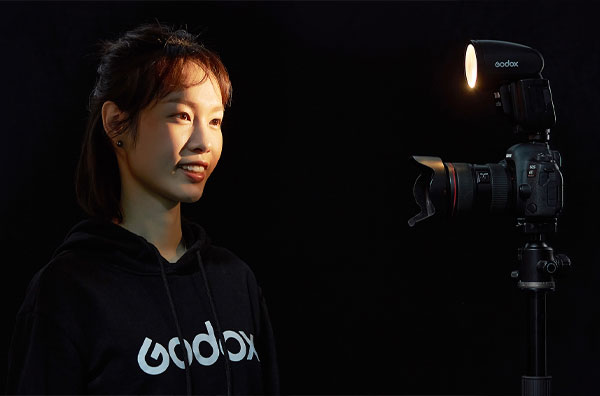 فلاش اسپیدلایت گودکس Godox و چهره خندان خانم