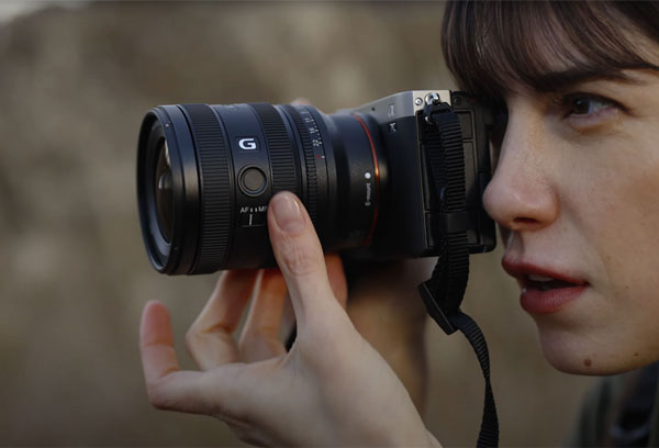 لنز سونی Sony FE 16-25mm f/2.8 G Lens سوار بر دوربین