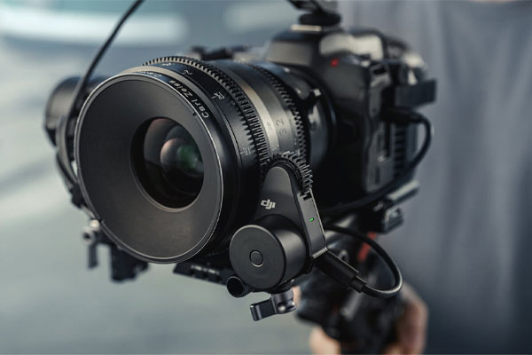 موتور فوکوس دی جی ای DJI RS Focus Motor 2022 و گیمبال dji و دوربین در حال فیلمبرداری