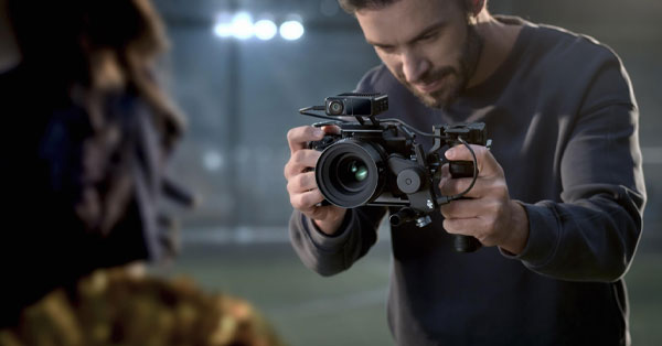 موتور فوکوس دی جی ای DJI RS Focus Motor 2022 و مرد در حال فیلمیرداری از سوژه با دوربین