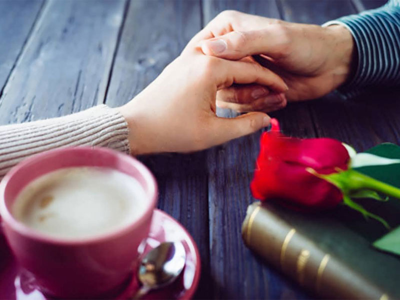 ژست عکاسی در کافه و گل رز و قرار عاشقانه