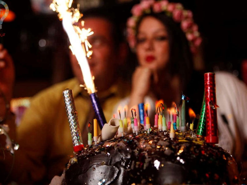 ژست عکاسی در کافه و تولد در کافه