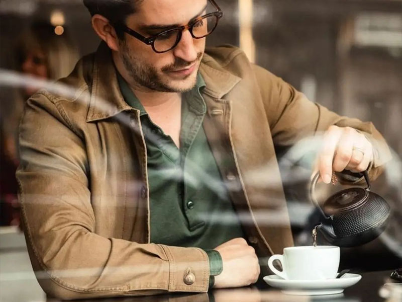 ژست عکاسی در کافه و مرد جدام در حال صرف کافی