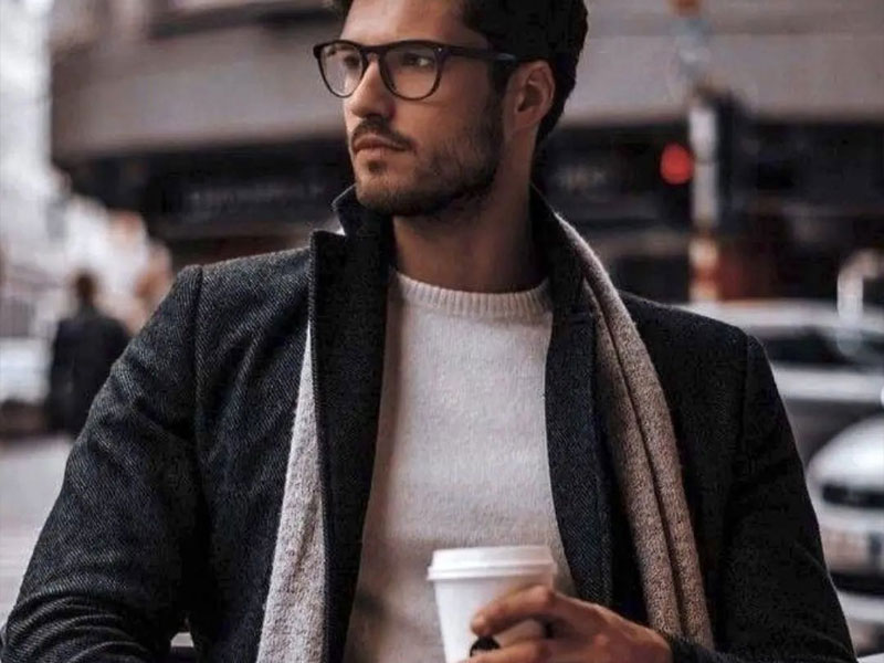 ژست عکاسی در کافه و مرد جوان در حال خوردن کافی