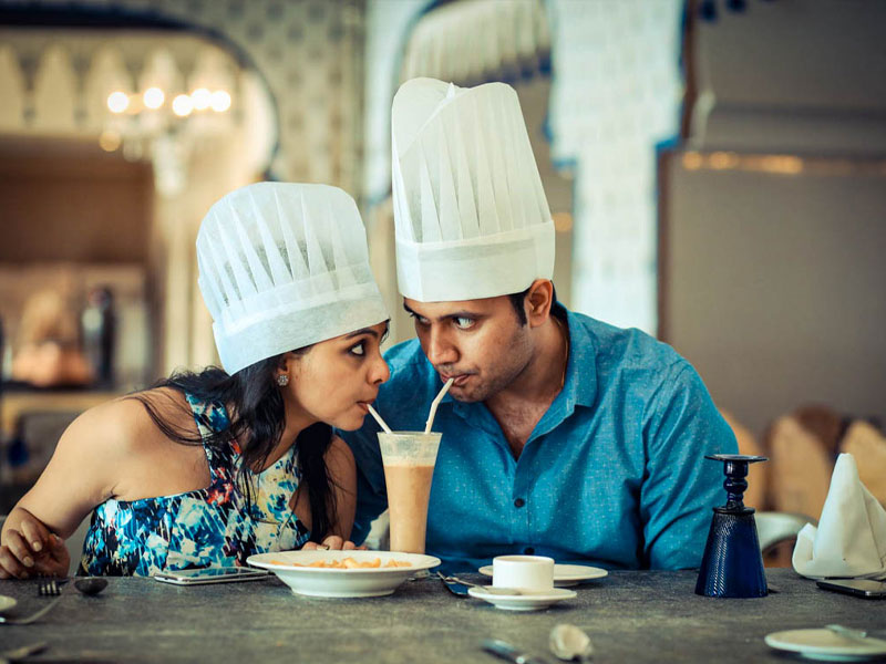 ژست عکاسی در کافه و خانم و آقا با ژست خنده دار در حال نوشیدن ایس کافی