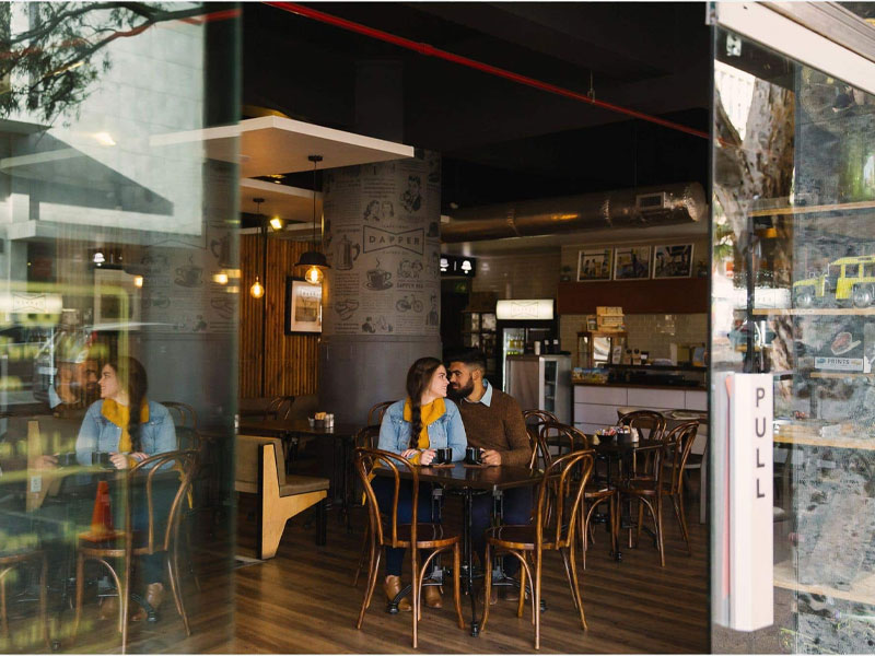 ژست عکاسی در کافه و قرار عاشقانه خانم و آقا