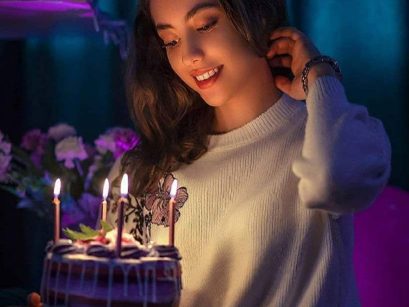 ژست عکاسی در کافه و تولد در کافه