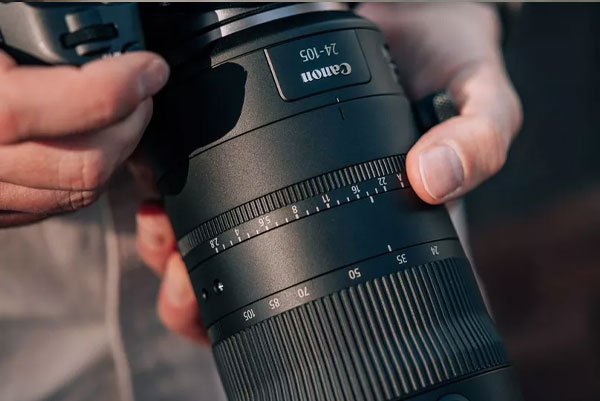 لنز کانن Canon RF 24-105mm f/2.8 L IS USM Z و دوربین در دست عکاس
