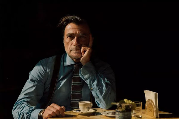 لنز کانن Canon RF 24-105mm f/2.8 L IS USM Z و مدل مرد در کافه