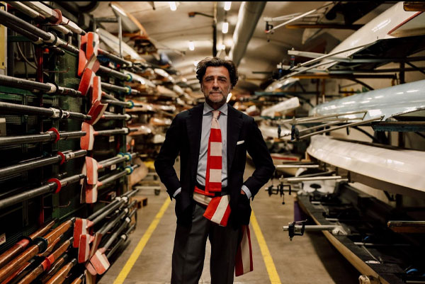 لنز کانن Canon RF 24-105mm f/2.8 L IS USM Z و مرد در کارگاه