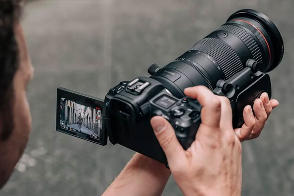 لنز کانن Canon RF 24-105mm f/2.8 L IS USM Z و عکاس در حال عکاسی