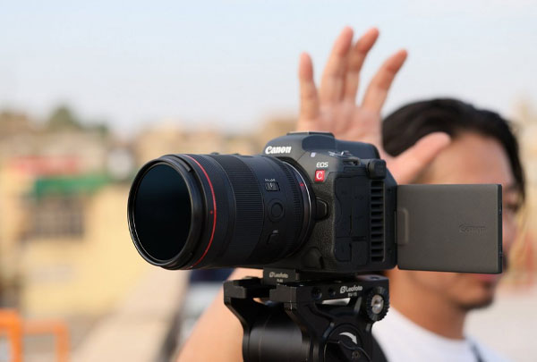 لنز کانن Canon RF 35mm f/1.4 L VCM و مرد در حال عکاسی