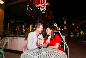 ژست عکاسی در کافه و خانم و آقا در حال بستنی خوردن