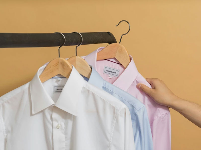 عکاسی از لباس در منزل با گوشی و لباس مردانه