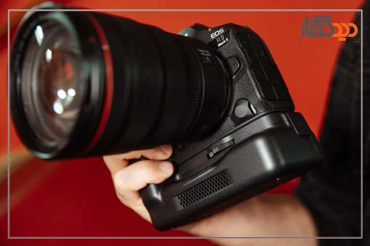 دوربین بدون آینه کانن Canon EOS R5 Mark II Mirrorless Camera 24-105mm f/4 Lens در دست عکاس