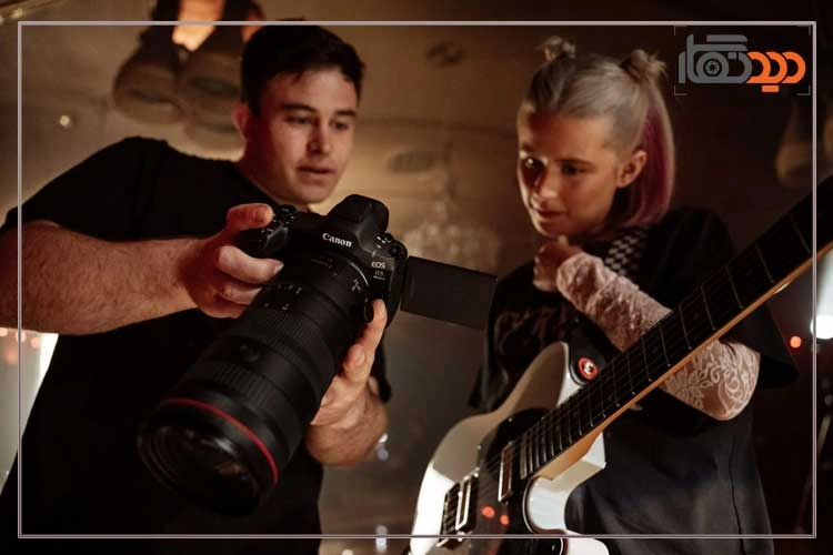 دوربین بدون آینه کانن Canon EOS R5 Mark II Mirrorless Camera 24-105mm f/4 Lens در دست عکاس