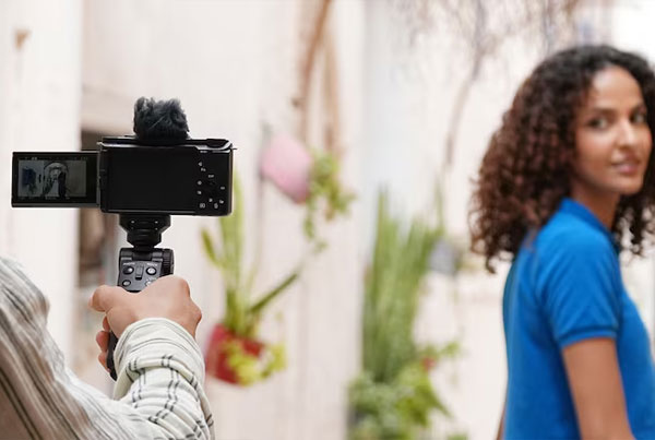 دوربین عکاسی بدون آینه سونی Sony ZV-E10 II Mirrorless Camera with 16-50mm Lens و عکاسی از مدل خانم